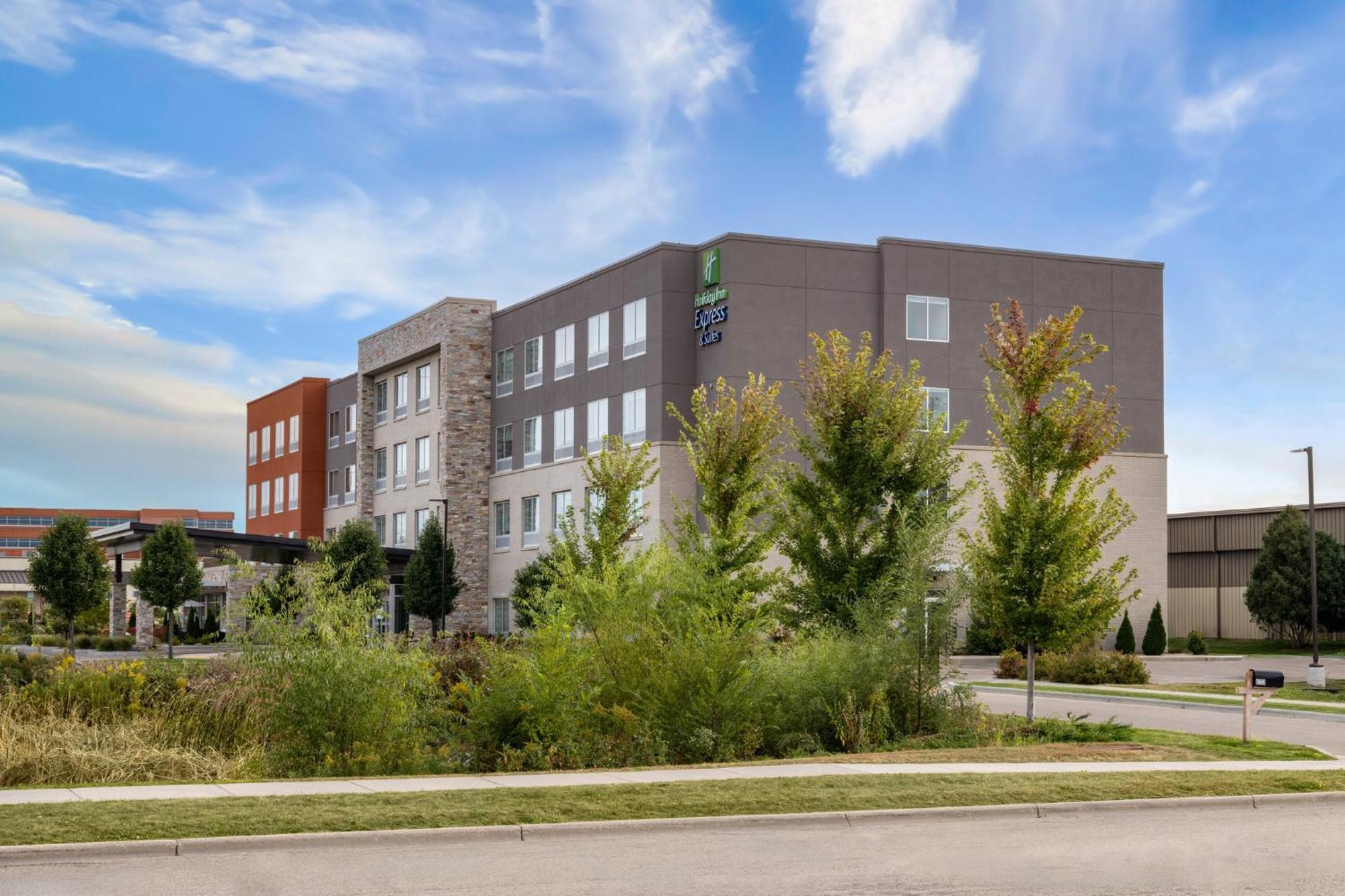 Holiday Inn Express & Suites - Madison West - Middleton By Ihg Exterior foto